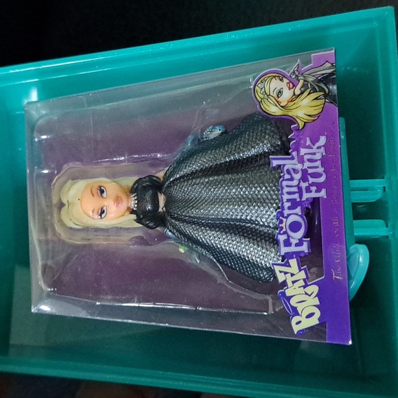 Mini Bratz Series 3 Formal Funk Felicia & Cloe - Picture 6 of 9